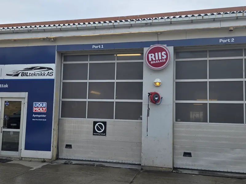 Bilteknikk AS fasade med Autoexperten og Riis Bilglass-skilt