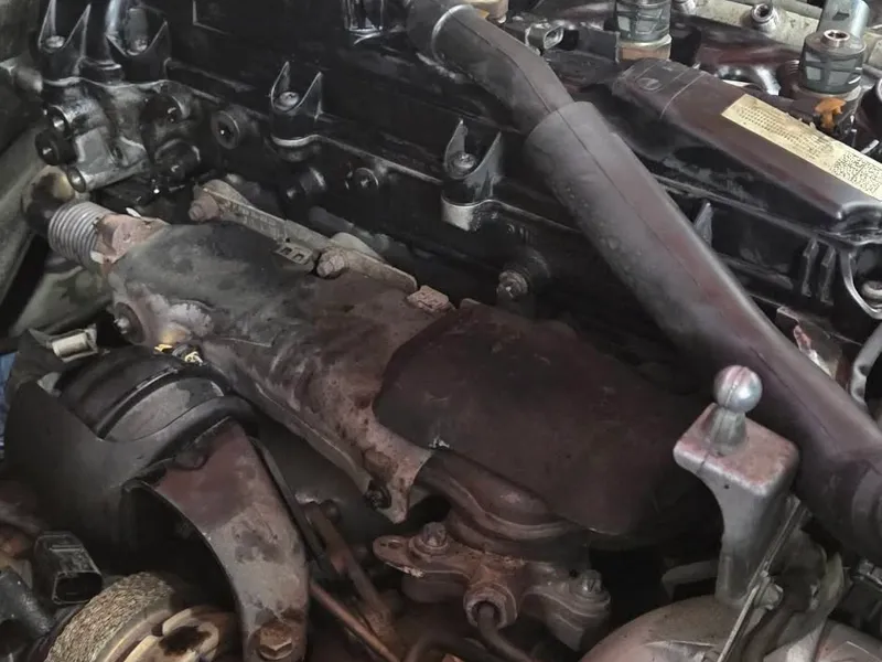 Mekaniker reparerer motor