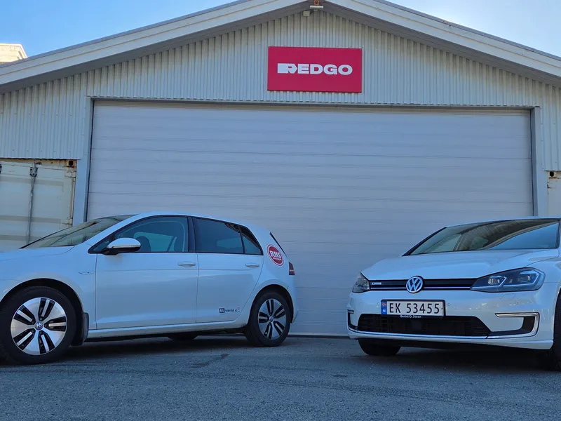 Elbiler parkert utenfor REDGO-lageret
