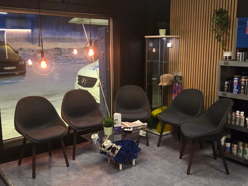 Moderne venterom med designstoler og Liqui Moly-produkter